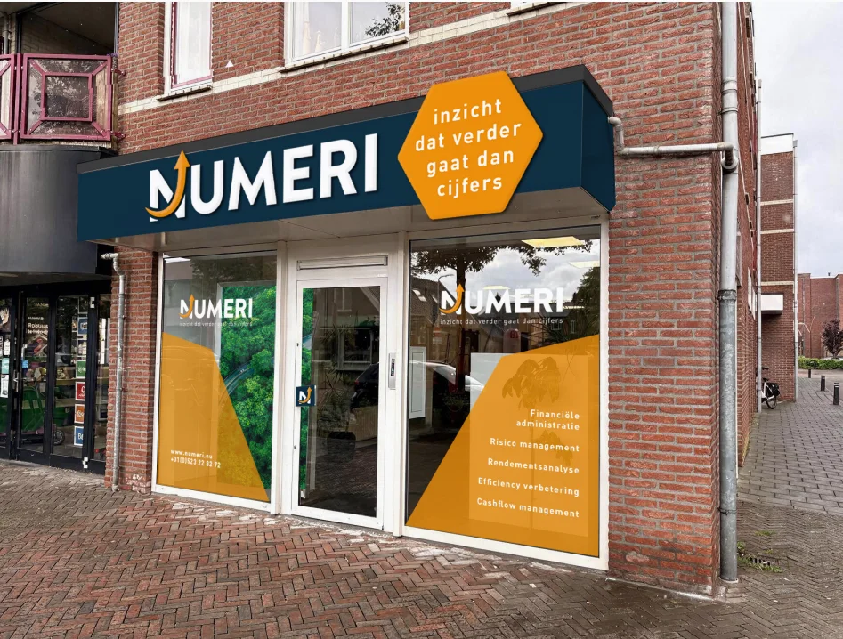 De gevel en entree van het kantoor van Numeri in Dedemsvaart
